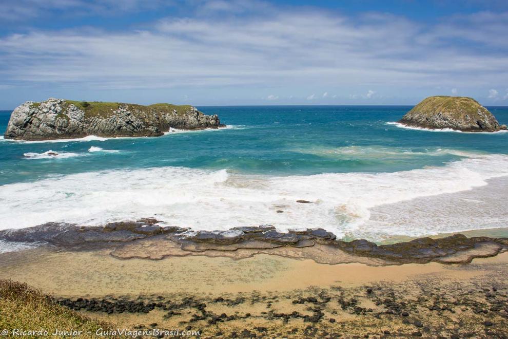 Imagem da beira do mar da Praia do Leão.